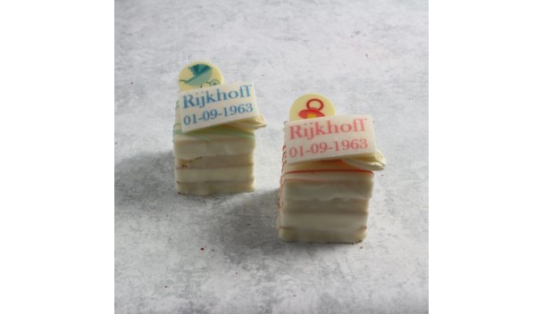Geboorte petit fours meisjes